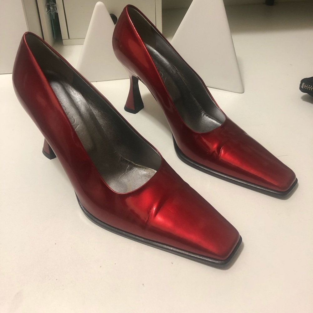 Escada's beautiful shoes with a chic design are perfect for narrow feet